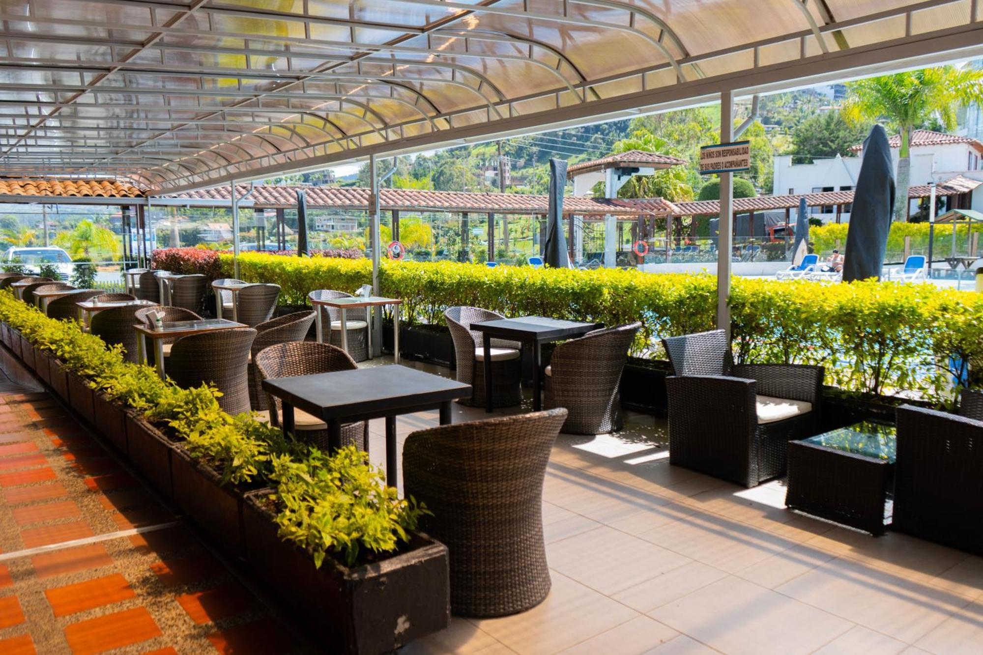 Hotel Los Recuerdos กัวตาเป ภายนอก รูปภาพ The outdoor seating area of the restaurant