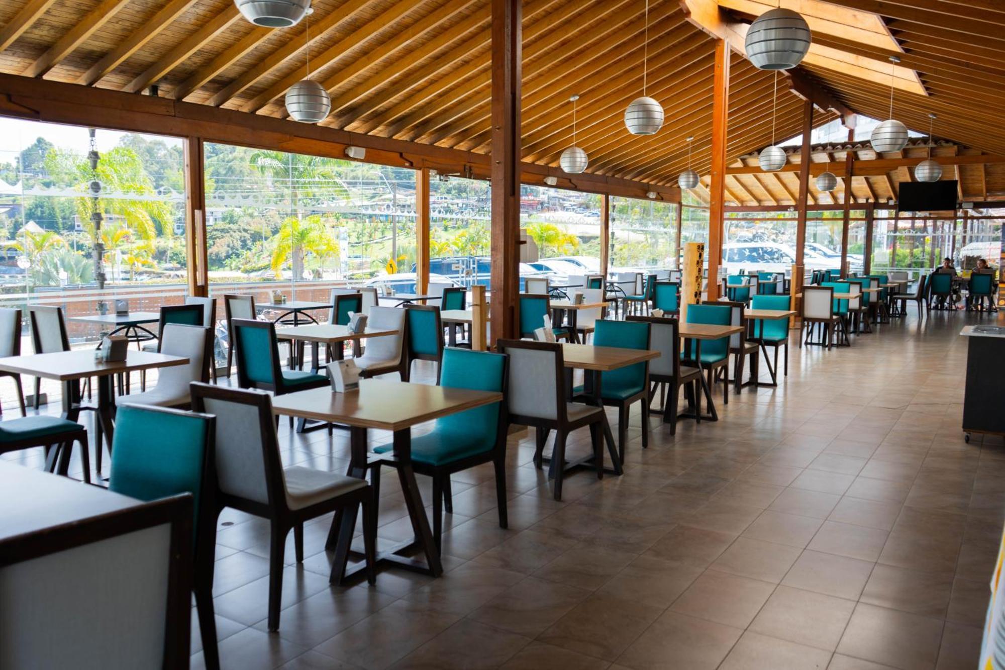 Hotel Los Recuerdos กัวตาเป ภายนอก รูปภาพ Restaurant at the airport